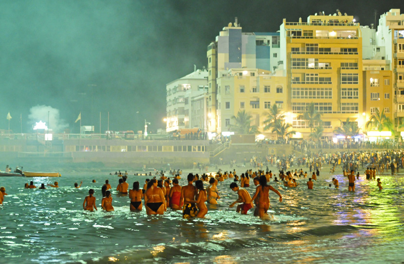 Noche de San Juan Las Palmas Johannis-Nacht am Canteras Strand