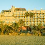 Hotel Reina Isabel seen from the Canteras beach