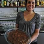La Oliva Chefin Lola mit Dessert
